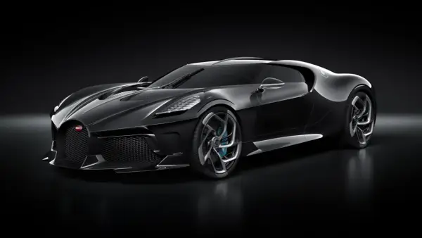 El Bugatti La Voiture Noire, un deportivo negro brillante con detalles plateados y llantas futuristas, se exhibe sobre un fondo oscuro.